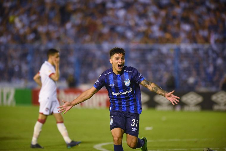 Coronel abrió la cuenta para Atlético Tucumán, que venció a Estudiantes y es el único puntero del torneo. Foto: Télam