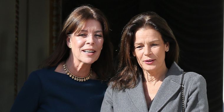 Carolina junto a su hermana Estefanía, en el pasado.