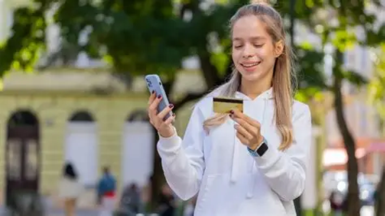 Los adolescentes ya operan a diario con billeteras virtuales, hacen transferencias y están expuestos a marketing agresivo. Los adolescentes ya operan a diario con billeteras virtuales, hacen transferencias y están expuestos a marketing agresivo.