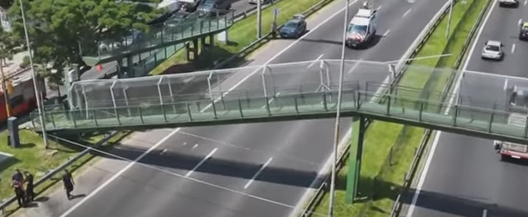 Las imágenes que difundieron en redes del puente caído. Las imágenes que difundieron en redes del puente caído.
