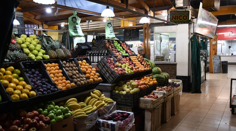 Comprar la oferta por cantidad o conservarla adecuadamente son maneras de ahorrar en las compras cotidianas de frutas y verduras. Foto: ALF PONCE MERCADO / MDZ