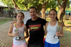 Las finalistas en sub 16 Damas, Maca Alonso y Greta Zawelsa, junto a Diego Mathei Foto: Gentileza