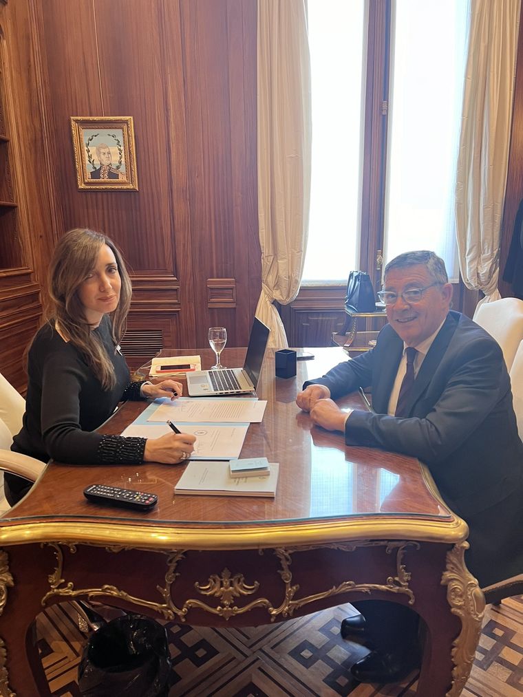 Victoria Villarruel firmó su primer decreto parlamentario Foto: Twitter de Victoria Villarruel