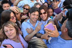 Axel Kicillof se rodeó de vecinos de La Plata. Foto: X @Kicillofok Axel Kicillof se rodeó de vecinos de La Plata. Foto: X @Kicillofok