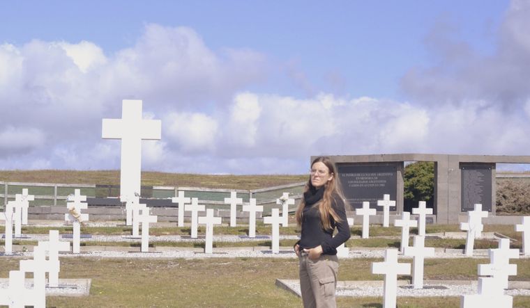Celeste en el cementerio de los soldados argentinos caídos Foto: Cuenta de X Celeste Giardinelli