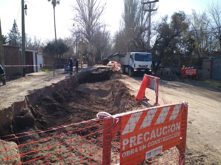 Aguas Mendocinas realiza trabajos de repaación en la zona.