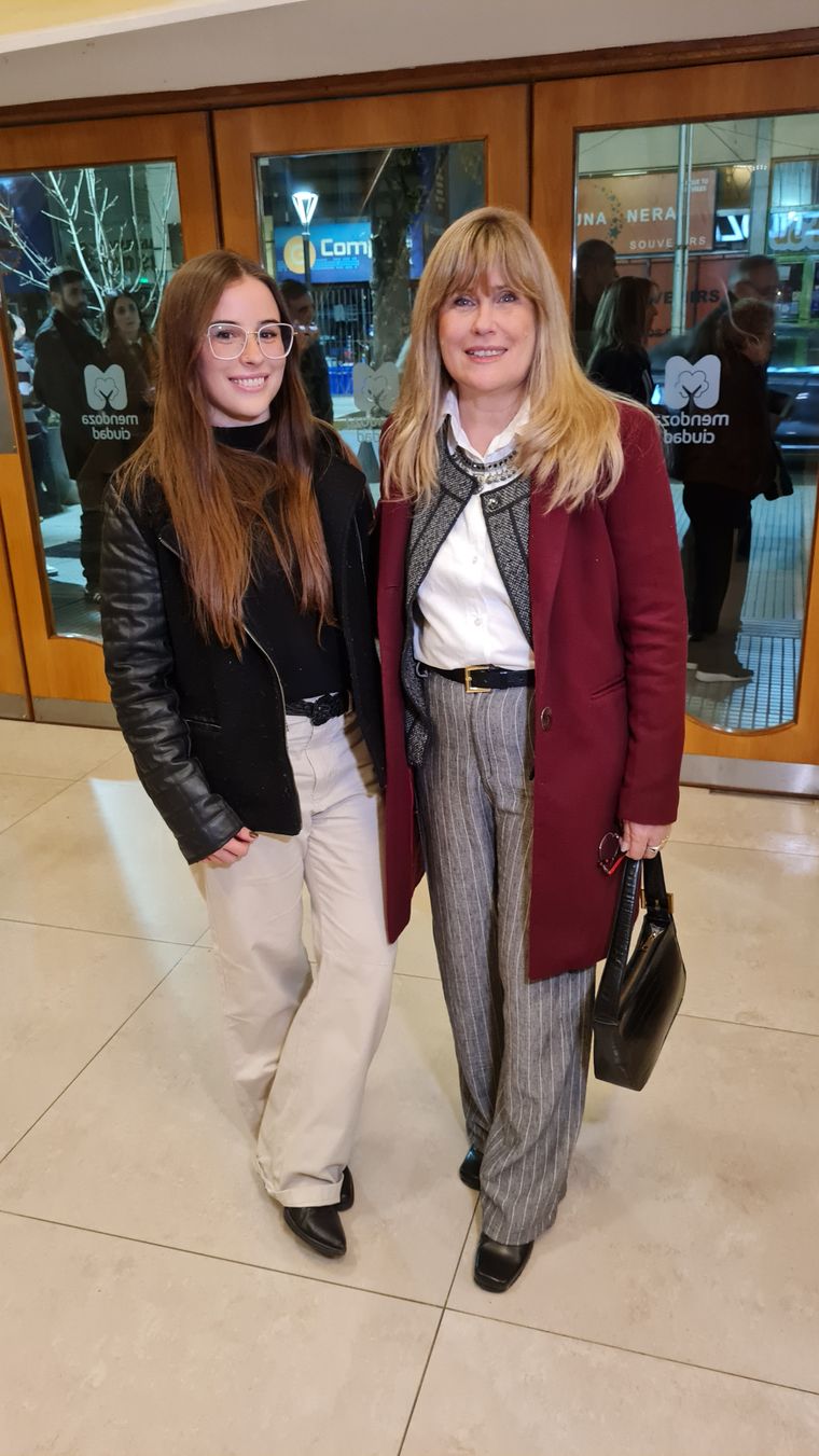 Lucía y Adriana, madre e hija que aman la música de ABBA. Lucía y Adriana, madre e hija que aman la música de ABBA.