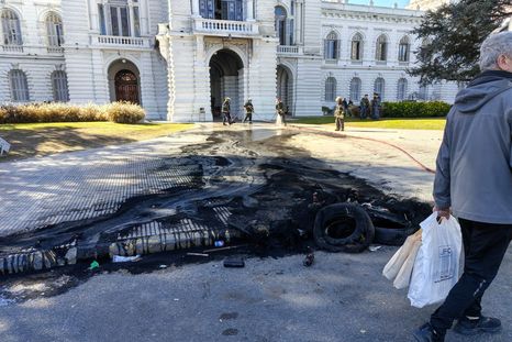 tension y destrozos en una protesta de cooperativistas frente a la municipalidad de la plata tension y destrozos en una protesta de cooperativistas frente a la municipalidad de la plata