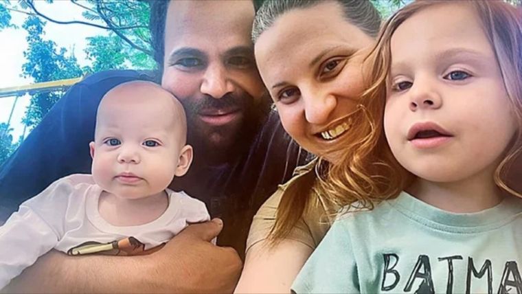 Shiri Bibas y sus hijos pequeños, Ariel y Kfir, no se ven en redes, no se muestra su tragedia. Shiri Bibas y sus hijos pequeños, Ariel y Kfir, no se ven en redes, no se muestra su tragedia.