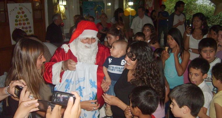 Papá Noel y su ingreso a la fiesta de Fundavita, donde lo esperaban un montón de niños. Foto: Gentileza