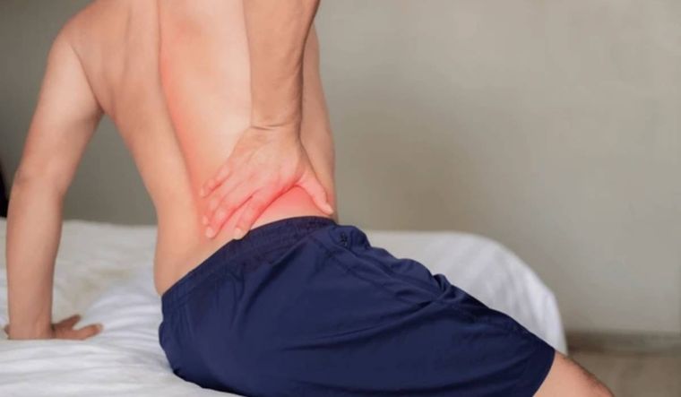 Hay una serie de ejercicios que ayuda a evitar la lumbalgia (Shutterstock).