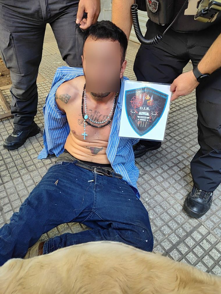 Un ladrón fue reducido por la policía con una pistola Taser. Foto: Prensa Policía de la Ciudad.