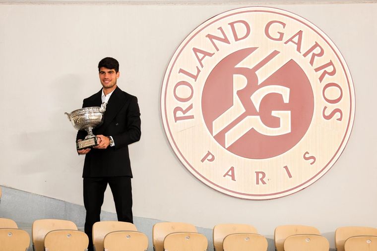 Carlos Alcaraz posa con el trofeo ganando en Roland Garros Foto: EFE