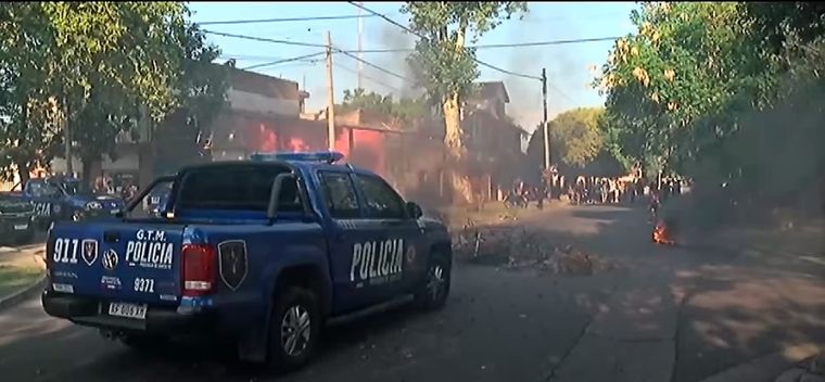 Vecinos y familiares de la joven se reunieron frente a la casa del abusador y apedrearon su casa
