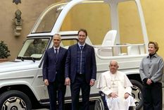 Francisco, cuando recibió el último papamóvil. Foto: Efe.