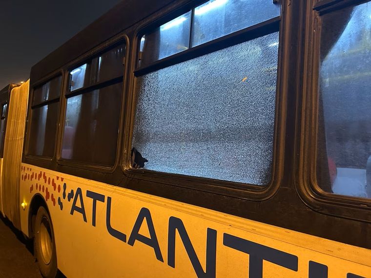 Los colectivos de la línea 57 fueron atacados en el Acceso Oeste, a la altura de General Rodríguez. Foto: X/@SemActualidad