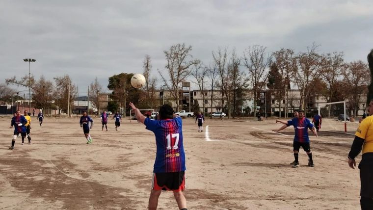 Imaginemos una canchita de futbol de barrio, tipo potrero, que ocupa media manzana. Foto: MDZ