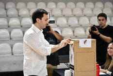 Stefano Di Carlo, nuevo presidente de River, sucederá a Jorge Brito tras obtener una victoria contundente en las elecciones del club. Stefano Di Carlo, nuevo presidente de River, sucederá a Jorge Brito tras obtener una victoria contundente en las elecciones del club.