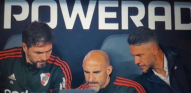 Demichelis y su cuerpo técnico, apuntados por los memes tras el mal partido de River