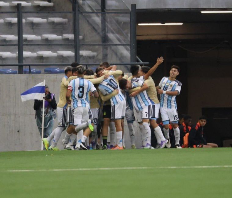 La Selección Argentina Sub 16 celebró el título tras vencer a Chile en la final.