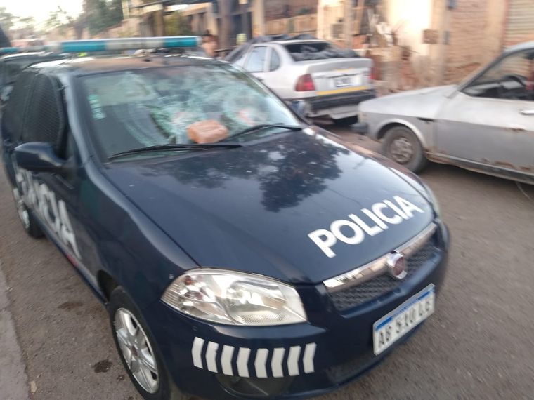 La policía fue recibida con piedrazos y ladrillazos que rompieron el móvil e hirieron a un oficial
