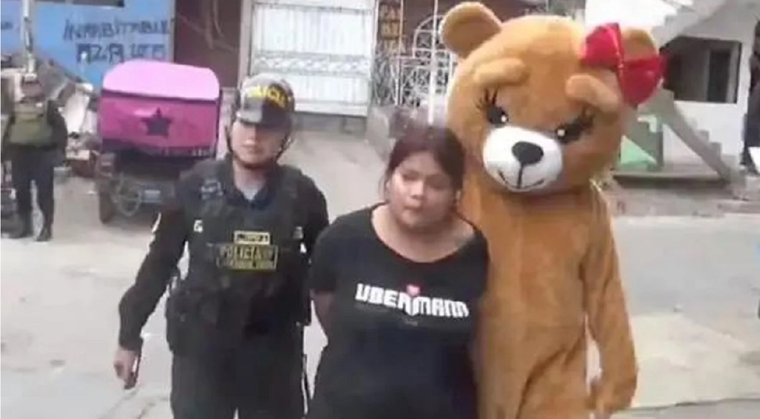 La Policía y el osito con la acusada Foto: Captura de video