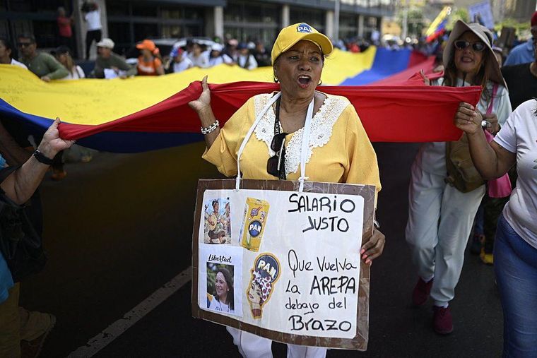 Trabajadores y miembros de distintos sindicatos también participaron en la manifestación de la oposición en Caracas para hacer reivindicaciones de derechos laborales.
