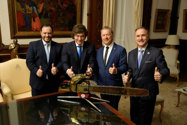 El presidente Javier Milei y su asesor Demian Reidel con el embajador de Estados Unidos, Peter Lamelas, y el senador republicano Rand Paul.