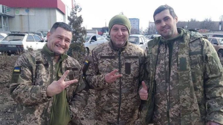 Yuriy Vernydub, al medio, posa con soldados ucranianos. Foto: Redes Sociales
