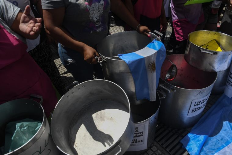 Ollas populares en las afueras de la Quinta de Olivos. Foto: Télam