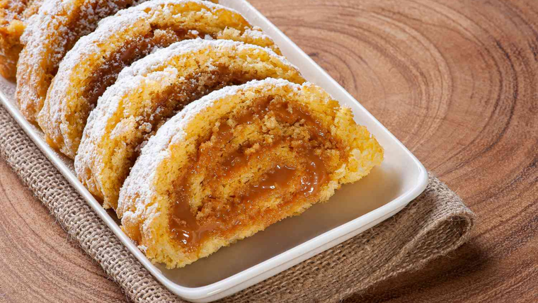 Una buena receta de pionono con dulce de leche requiere un bizcochuelo muy suave y esponjoso para que el rollo quede perfecto. Una buena receta de pionono con dulce de leche requiere un bizcochuelo muy suave y esponjoso para que el rollo quede perfecto.