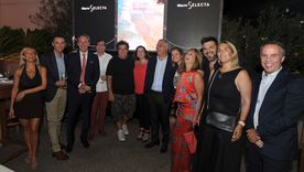 Divertidos, el equipo de Macro junto a Alejandro Vigil y María Sance en la VIP de la noche de reinas. Foto: ALF PONCE MERCADO / MDZ