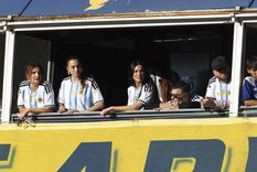 La artista y una presencia que opacó el juego. Créditos: Archivo MDZ