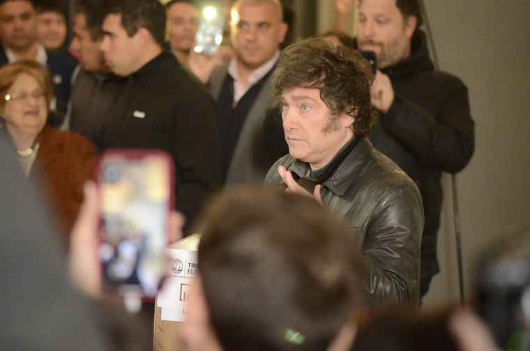 El presidente Javier Milei explicó la importancia del proyecto para incentivar el uso de dólares del colchón y lanzó una polémica declaración sobre los pagadores de impuestos. Foto: Juan Mateo Aberastain/MDZ