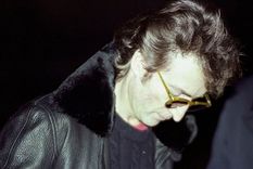 Lennon y a su lado, Chapman, horas antes de asesinarlo. Foto: Getty Images.