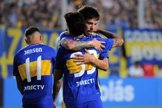 Agustín Martegani abraza a Brian Aguirre, el autor intelectual del primer gol de Boca en este 2025. Foto: FotoBaires