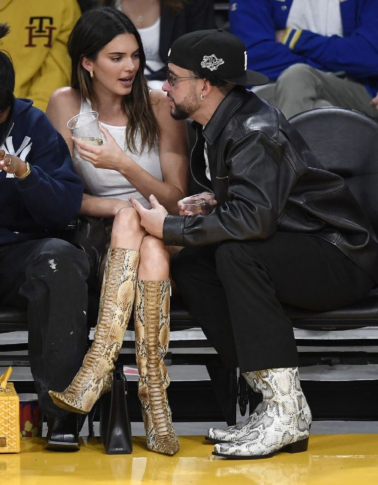 Pillan a Bad Bunny y Kendall Jenner en una cita de baloncesto Kendall Jenner y Bad Bunny se muestran cada vez más juntos. Foto: Getty Images