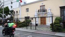 La fachada de la Embajada de México este lunes, en Lima. La fachada de la Embajada de México este lunes, en Lima.