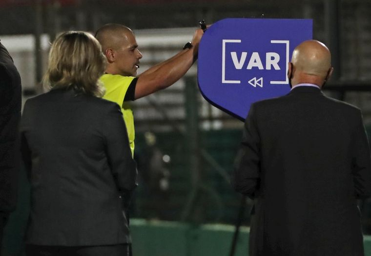 Aquino y el VAR perjudicaron deliberadamente a Chile. Foto: EFE