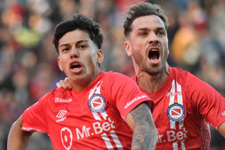 Facundo Jainikoski ya convirtió el 1-0 de Argentinos y sale a festejarlo con todo junto a Tomás Molina, el goleador del Bicho.&nbsp;