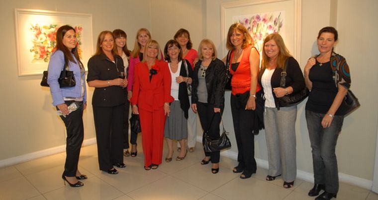 Las chicas. Isabel Civit junto al grupo de amigas que la acompañó en la apertura de su muestra. Foto: Gerardo Gómez / MDZ