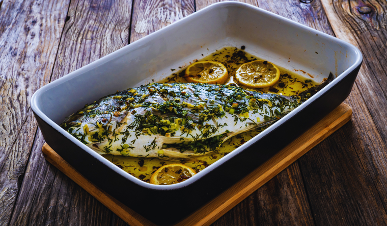 La receta tradicional de besugo al horno se servía antiguamente en banquetes reales. La receta tradicional de besugo al horno se servía antiguamente en banquetes reales.