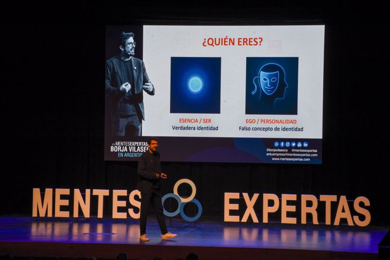 El escritor español llenó el Teatro Mendoza con una propuesta sobre autoconocimiento. El escritor español llenó el Teatro Mendoza con una propuesta sobre autoconocimiento.