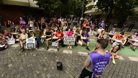 conflicto universitario: sindicatos dictan clases frente al departamento de adorni por la crisis en la uba conflicto universitario: sindicatos dictan clases frente al departamento de adorni por la crisis en la uba