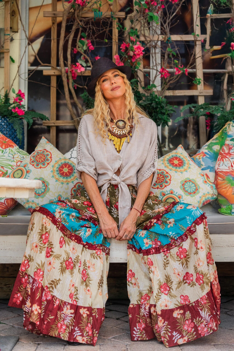 Nicole Neumann apostó por lino, patchwork y accesorios artesanales en un outfit fresco. Nicole Neumann apostó por lino, patchwork y accesorios artesanales en un outfit fresco.