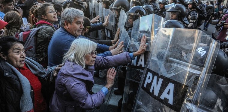 En estos momentos los manifestantes se dirigen a la Plaza de Mayo. Foto: Gentileza Clarín
