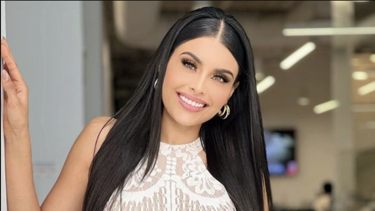 La exreina de la belleza luce su abdomen con una bikini ideal