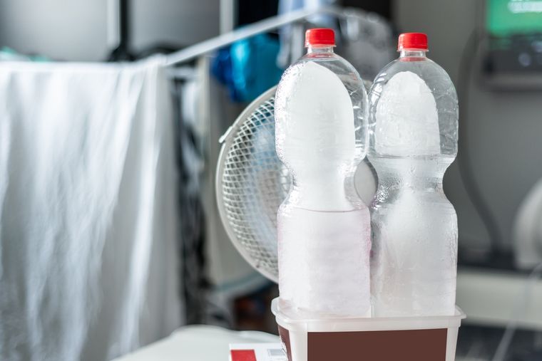HIELO Una forma de hacer hielo es poner agua dentro de una botella y freezarla Foto: Shutterstock