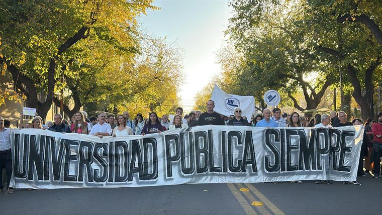 Una multitud participó en la marcha en defensa de la universidad pública.