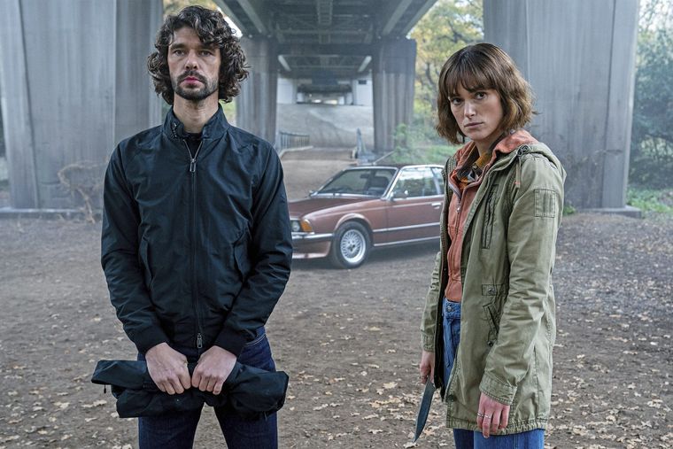 Los actores Ben Whishaw y Keira Knightley lideran la serie Palomas negras. Los actores Ben Whishaw y Keira Knightley lideran la serie Palomas negras.
